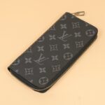 ルイヴィトンコピー財布 ジッピー バーティカル M62295 (旧型) (SH) ロングジッパー付きコインパース ルイヴィトンコピー財布 ジッピー バーティカル M62295 (旧型) (SH) ロングジッパー付きコインパース